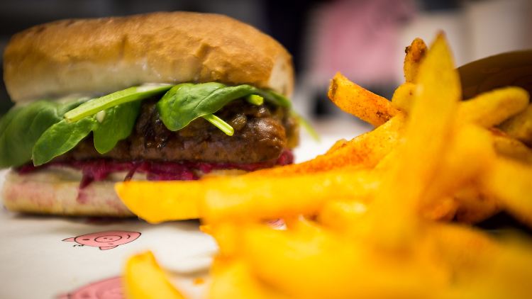 Ganz ohne Tier: Vegane Pommes und ein veganes Sandwich im veganen Restaurant "Dandy Diner" in Berlin-Neukölln.