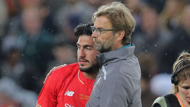 Platt: Emre Can wird von Jürgen Klopp getröstet.