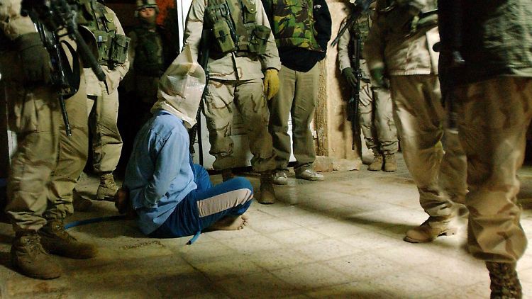 US-Soldaten bewachen einen verhafteten Iraker in Tikrit (Archivbild von 2003).