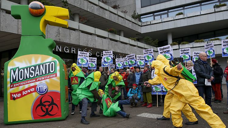 In Hamburg protestierten Naturschützer vor dem Congress Centrum (CCH) gegen den Einsatz des Pflanzenschutzmittels Glyphosat.