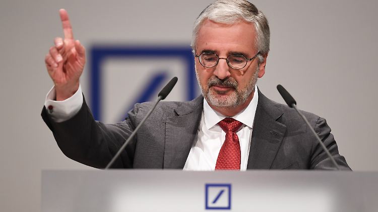 Auf der Hauptsversammlung der Deutschen Bank schlug Chefaufseher Paul Achleitner die Wut der Aktionäre entgegen.