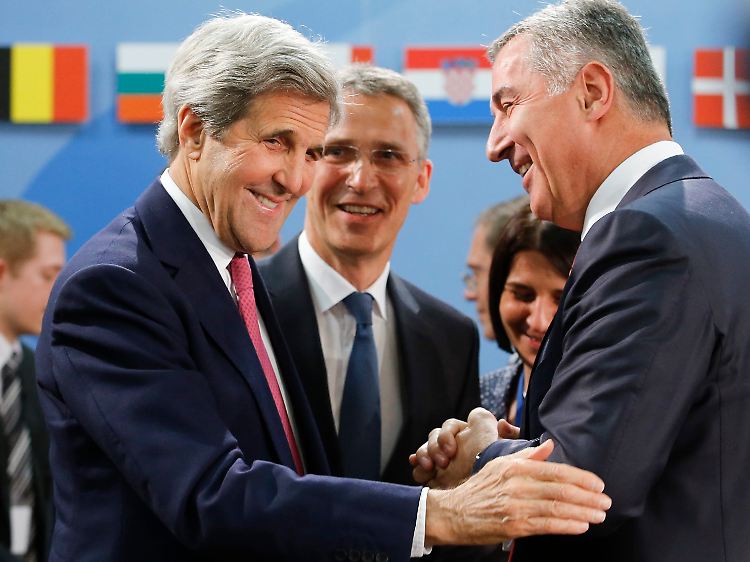 Die Freude von US-Außenminister Kerry und des montenegrinischen Regierungschefs Djukanovic bei der Unterzeichnung des Beitrittsprotokolls sorgt in Moskau für Unmut.