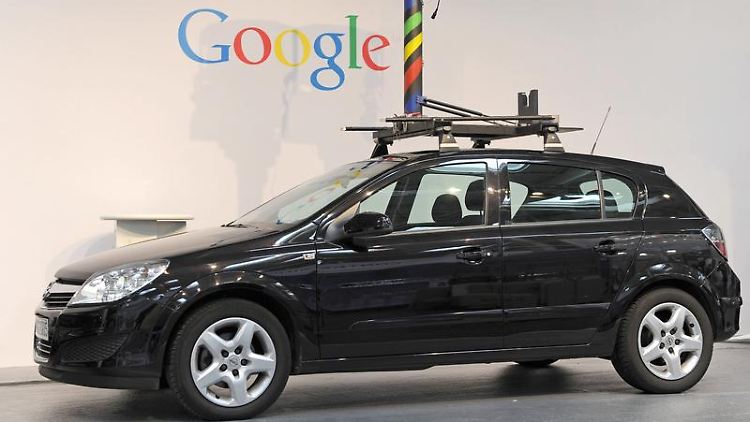 Ein Street-View-Auto mit Rundum-Kamera.