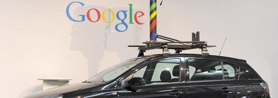 Ein Street-View-Auto mit Rundum-Kamera.