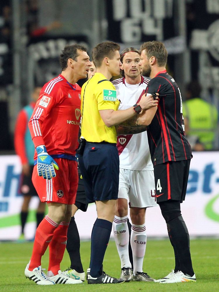 Nürnbergs Keeper Raphael Schäfer warf Frankfurts Marco Russ indirekt vor, nur zu simulieren.