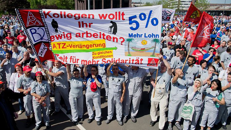 VW-Mitarbeiter bei einer Kundgebung auf dem Werk in Wolfsburg vor der Einigung. 