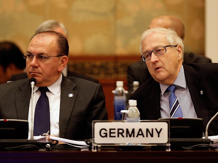 Auch wenn sie hier gerade nicht so aussehen: Bundesbankchef Axel Weber und Wirtschaftsminister Rainer Brüderle sind "hochzufrieden" mit dem Treffen.