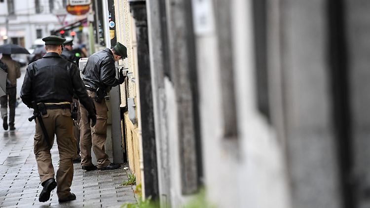 Polizisten suchten nach dem Angriff in der Münchner Innenstadt den Tatort ab. 