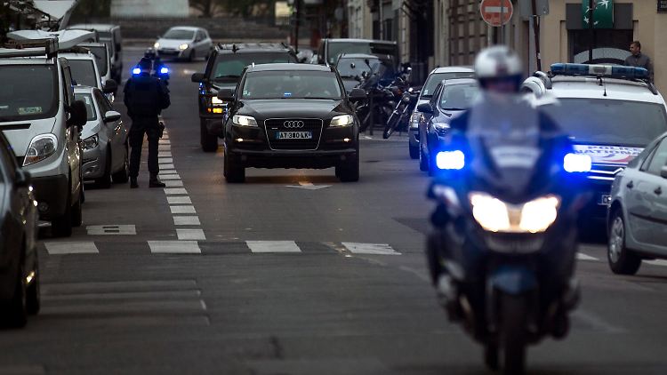 Unter strengen Sicherheitsvorkehrungen wird Salah Abdeslam zur Verhandlung gefahren.
