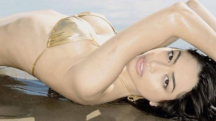Sie will auspacken: Model Ambra Battilana alias Ambra Gutierrez.