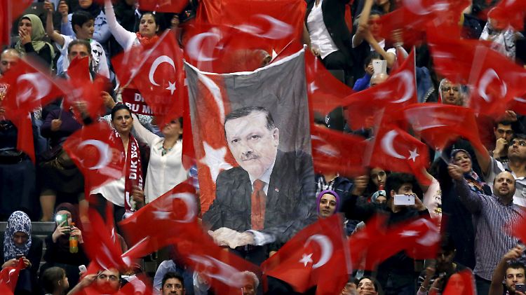Erdogan versucht eine Mehrheit zu konstruieren, die ihm die Wähler in der Türkei bisher versagt haben.