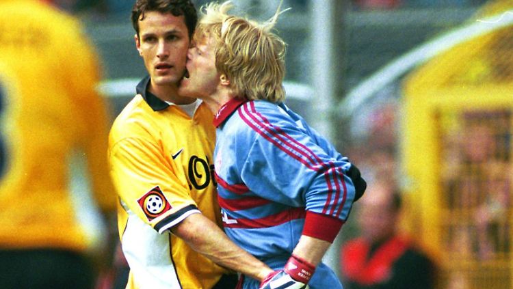 Echte Liebe: Im Frühjahr 1999 kommen sich Bayern-Torwart Oliver Kahn und Dortmund-Stürmer Heiko Herrlich nah.