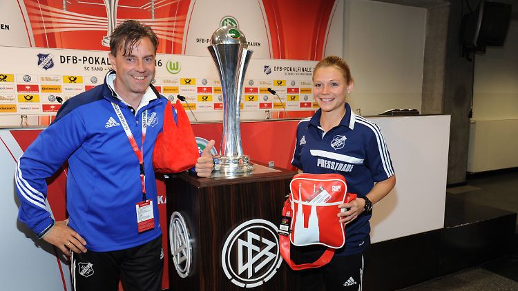 Trainer Alexander Fischinger und Spielerin Christine Veth vom SC Sand wollen gegen den VfL Wolfsburg den DFB-Pokal gewinnen.