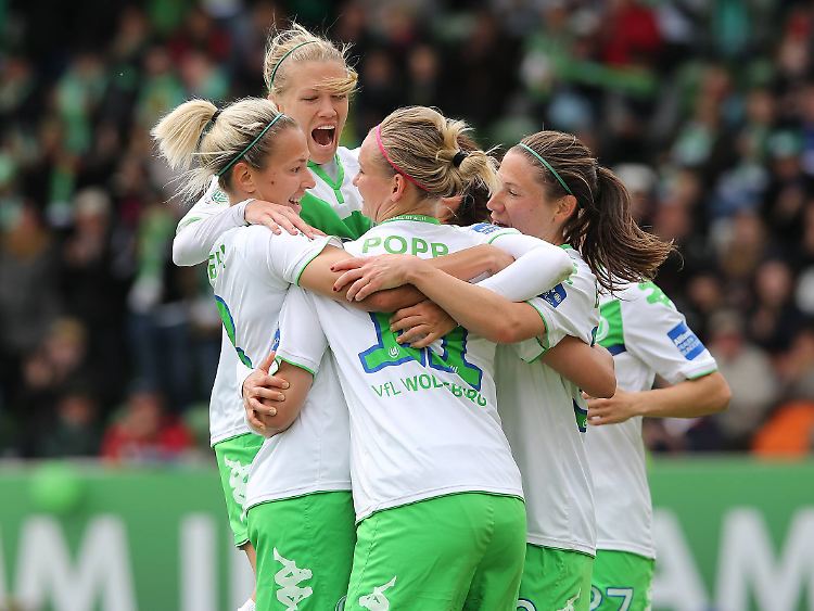 Die Spielerinnen vom VfL Wolfsburg wollen ihren Titel aus dem Vorjahr verteidigen.
