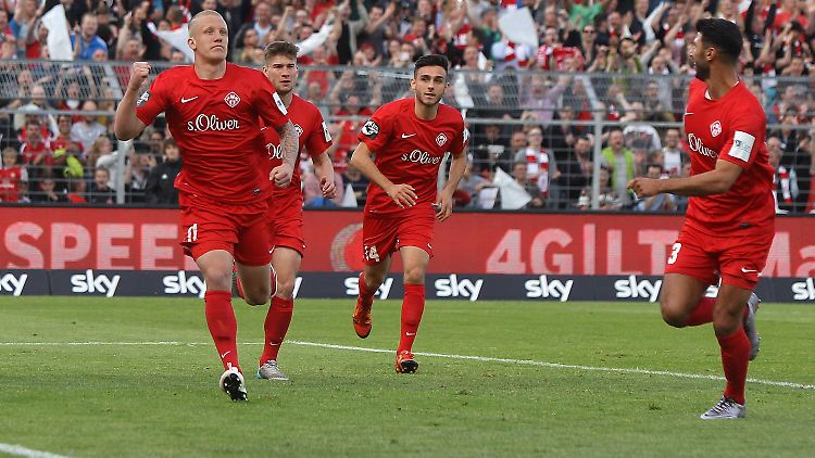 Richard Weil (l.). brachte die Würzburger Kickers per Foulelfmeter in Führung.