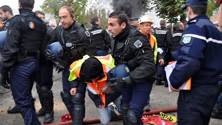 Am Freitag löste die Polizei erstmals die Blockade einer Raffinerie auf.