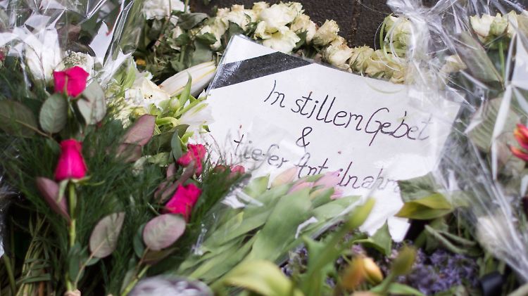 Auch am Tatort wird Niklas mit Blumen und Kerzen gedacht.