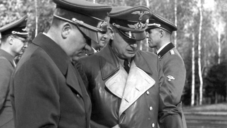 Adolf Hitler (l.) und Reichsaußenminister Joachim von Ribbentrop studieren im Führerhauptquartier Unterlagen.