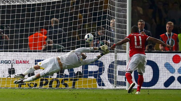 Costa schießt das entscheidende Tor.