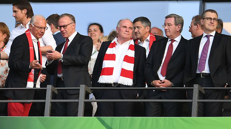 Uli Hoeneß sieht Borussia Dortmund als ernsthafte Gefahr für die fünfte Münchner Meisterschaft in Serie.
