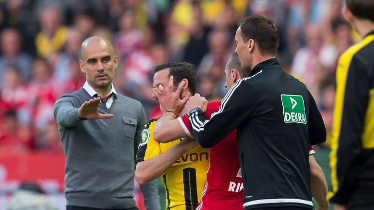 Franck Ribéry bohrt Gonzalo Castro seinen Finger ins Auge - direkt vor Pep Guardiola. Doch der Schiedsrichter ahndet die Tätlichkeit nicht, Ribéry sieht lediglich Gelb.