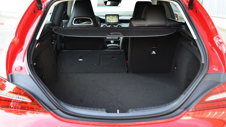 Im Normalfall verschwinden 495 Liter im Kofferraum des CLA Shooting Brake. Wer die Rückenlehne umlegt, kann tiefer stapeln, aber nicht hoch.