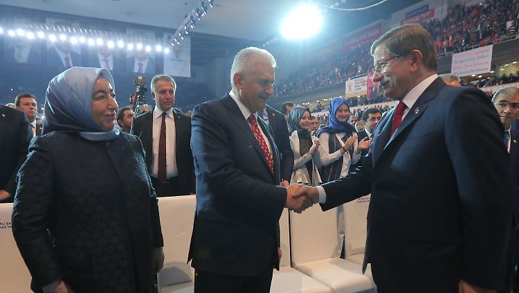 Binali Yildirim (M) löst Ministerpräsident Ahmet Davutoglu als bisherigen AKP-Chef und Regierungschef ab.