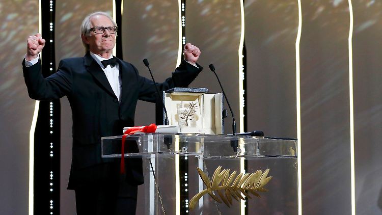 Regisseur Ken Loach freut sich über die Trophäe.