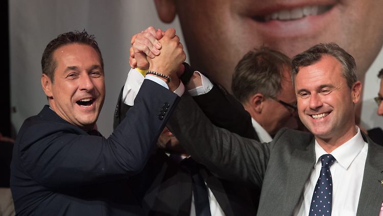 Demonstrativer Jubel: Heinz-Christian Strache und Norbert Hofer geben sich die Hand - doch das Ergebnis hat seine Tücken.