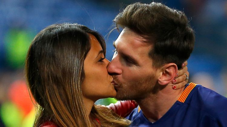 Messi bekam obendrein einen dicken Kuss von seiner Frau Antonella Roccuzzo.