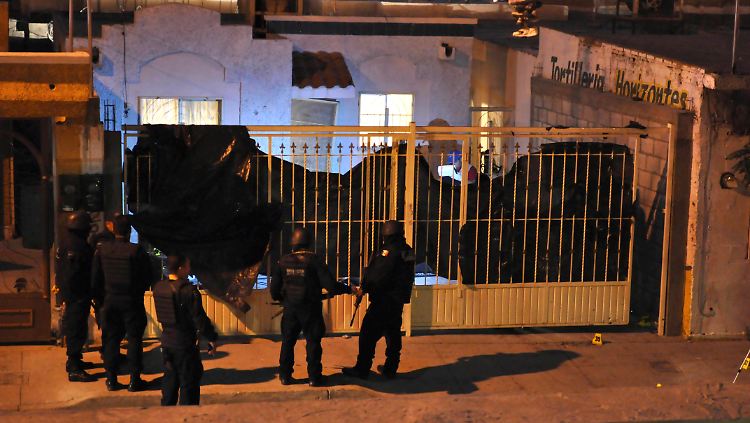 Polizisten am Tatort - sie kommen zu spät.