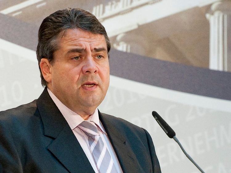 SPD-Chef Gabriel kann über den Bundesrat mitregieren. Nach der NRW-Wahl haben die Regierungsparteien dort keine Mehrheit mehr.