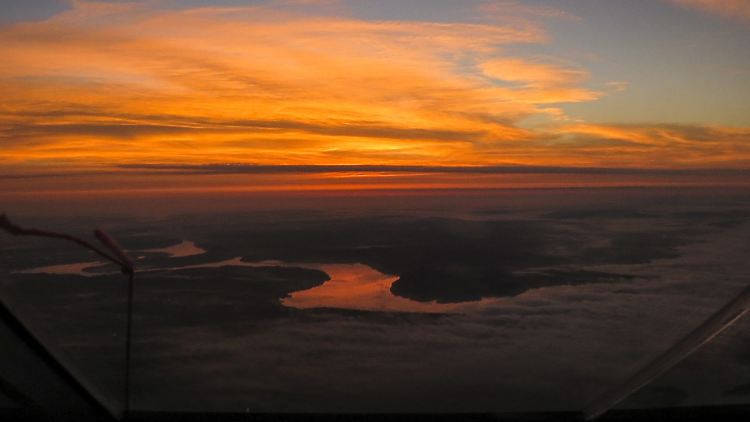 Blick aus der "Solar Impulse 2" auf den Mississippi im Sonnenuntergang.