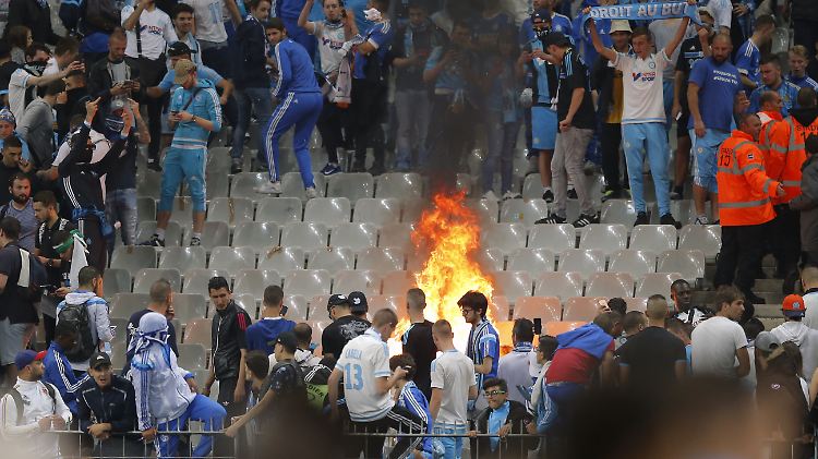 Rauchbomben und Pyrotechnik im Stadion - die Kontrollen der Fans liefen nicht so, wie von den Sicherheitsexperten vorgesehen.