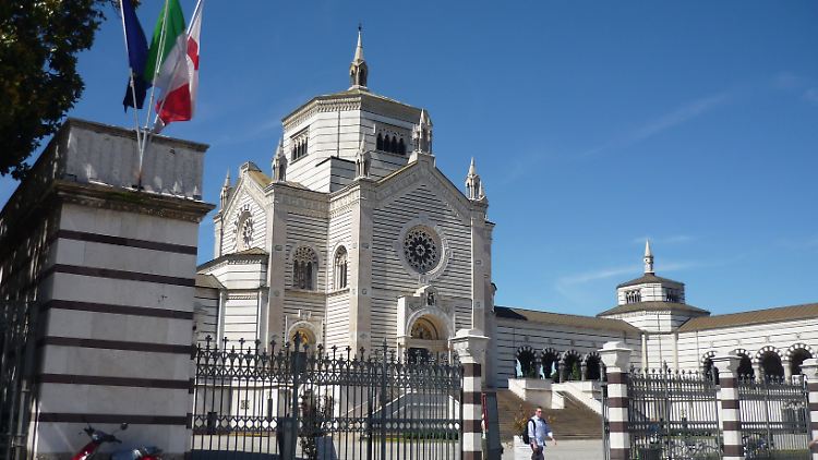 Der Eingang zum großen Friedhof "Cimitero Monumentale": Ein imposantes Bauwerk, das man kostenlos anschauen kann.