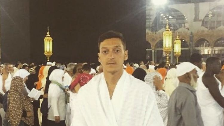 Das Foto von Mesut Özil vor der Kaaba haben bei Facebook inzwischen mehr als zwei Millionen Menschen geliked.