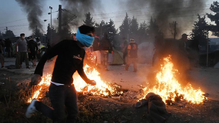 Chaotische Zustände in Idomeni: In den vergangenen Wochen kam es immer wieder zu Protesten der mehr als 8000 Flüchtlinge im Grenzlager.
