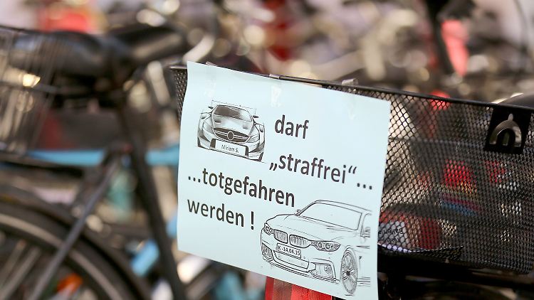 Mit einem Protestplakat machen Kölner Radfahrer auf die Raserei im Straßenverkehr aufmerksam.