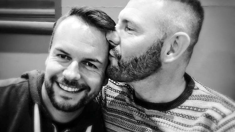Lee Baxter (l.) und sein Freund Jeff, dem er die Single "Rainbow" gewidmet hat.