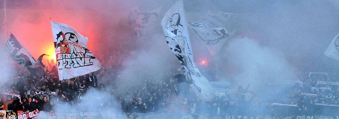 Die Fans von Eintracht Frankfurt zündeten schon während des Spiels etliche Bengalos - am Ende konnten sie richtig feiern.