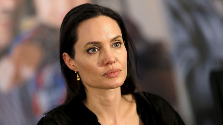 Den strengen Blick kann Angelina Jolie schon gut.