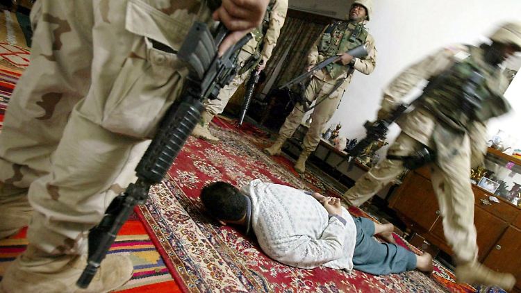 US-Militärsoldaten bei einer Razzia in Samarra im Jahr 2004.
