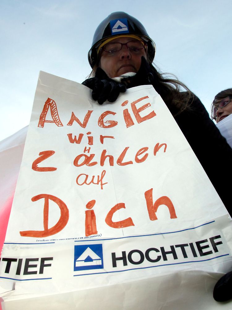 Hat Kanzlerin Merkel die Proteste der Hochtief-Mitarbeiter erhört? Auf jeden Fall hat sie jetzt das Unternehmen mit einem möglichen weißen Ritter bekannt gemacht.