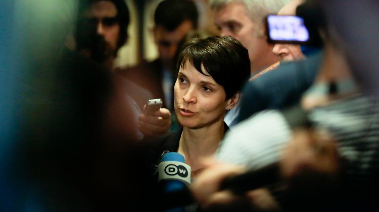 AfD-Chefin Frauke Petry sucht das große Publikum: Nun gibt es Gegenwind sowohl von Muslimen als auch Katholiken. 