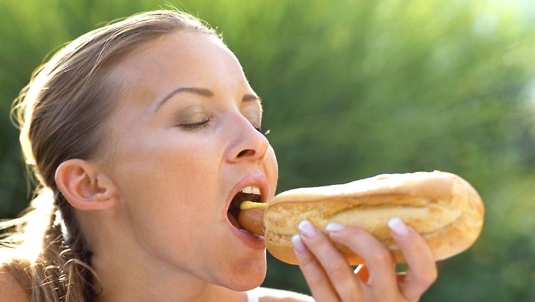 Das plötzlich einsetzende starke Bedürfnis, sofort etwas essen zu müssen, kann harmlos sein, dahinter können aber auch krankhafte Ursachen stecken.