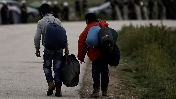 Mit ihren wenigen Habseligkeiten gehen die Flüchtlinge von Idomeni zu den Bussen, die sie in andere Lager bringen sollen.