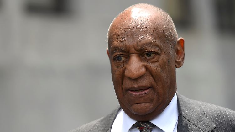 Bill Cosby verlässt das Gerichtsgebäude nach der Anhörung.