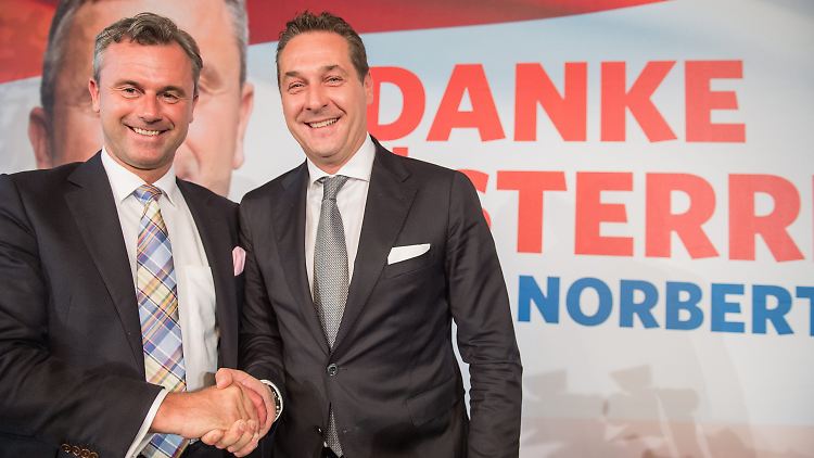 Norbert Hofer (l.) und Heinz-Christian Strache sehen die FPÖ trotz der Niederlage bei der Präsidentenwahl in der Mitte der Gesellschaft angekommen.