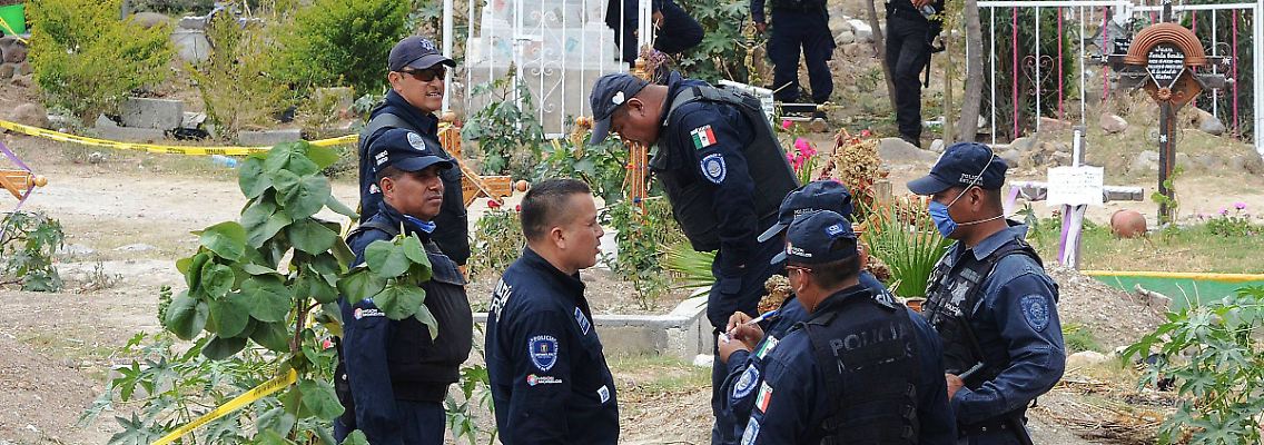 Die Polizei muss die Leichen aus dem Massengrab exhumieren.