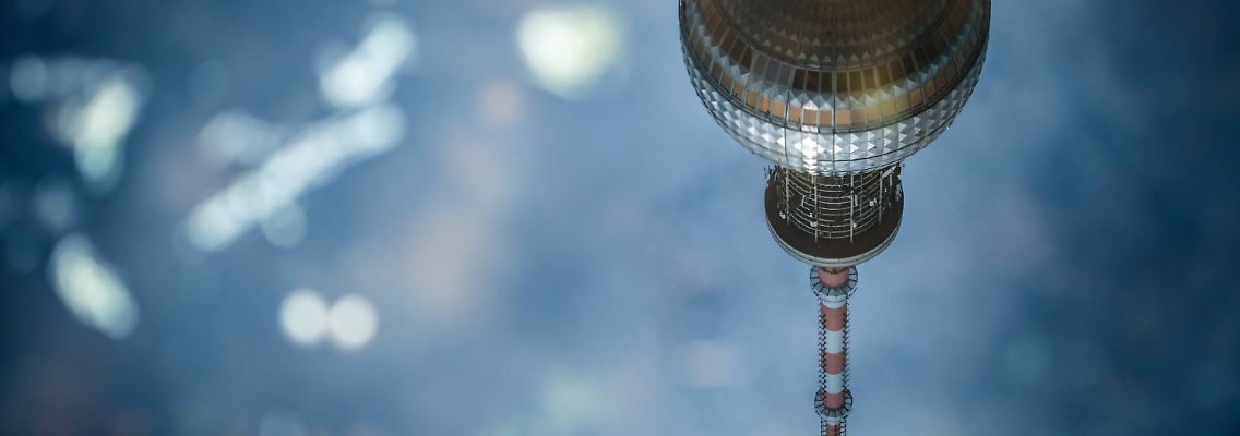 Verkehrte Welt: Der Berliner Fernsehturm spiegelt sich in einer Pfütze.